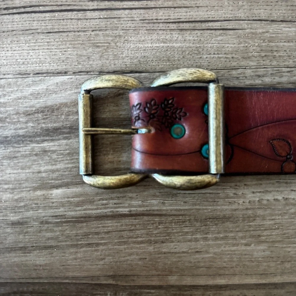 Vtg Y2k tooled brown leather belt brass buckle
